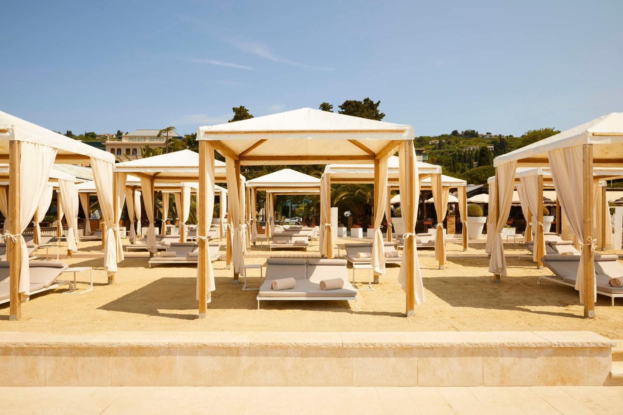 Hotel Kempinski Palace Portorož Exterior foto Beach at the Hotel