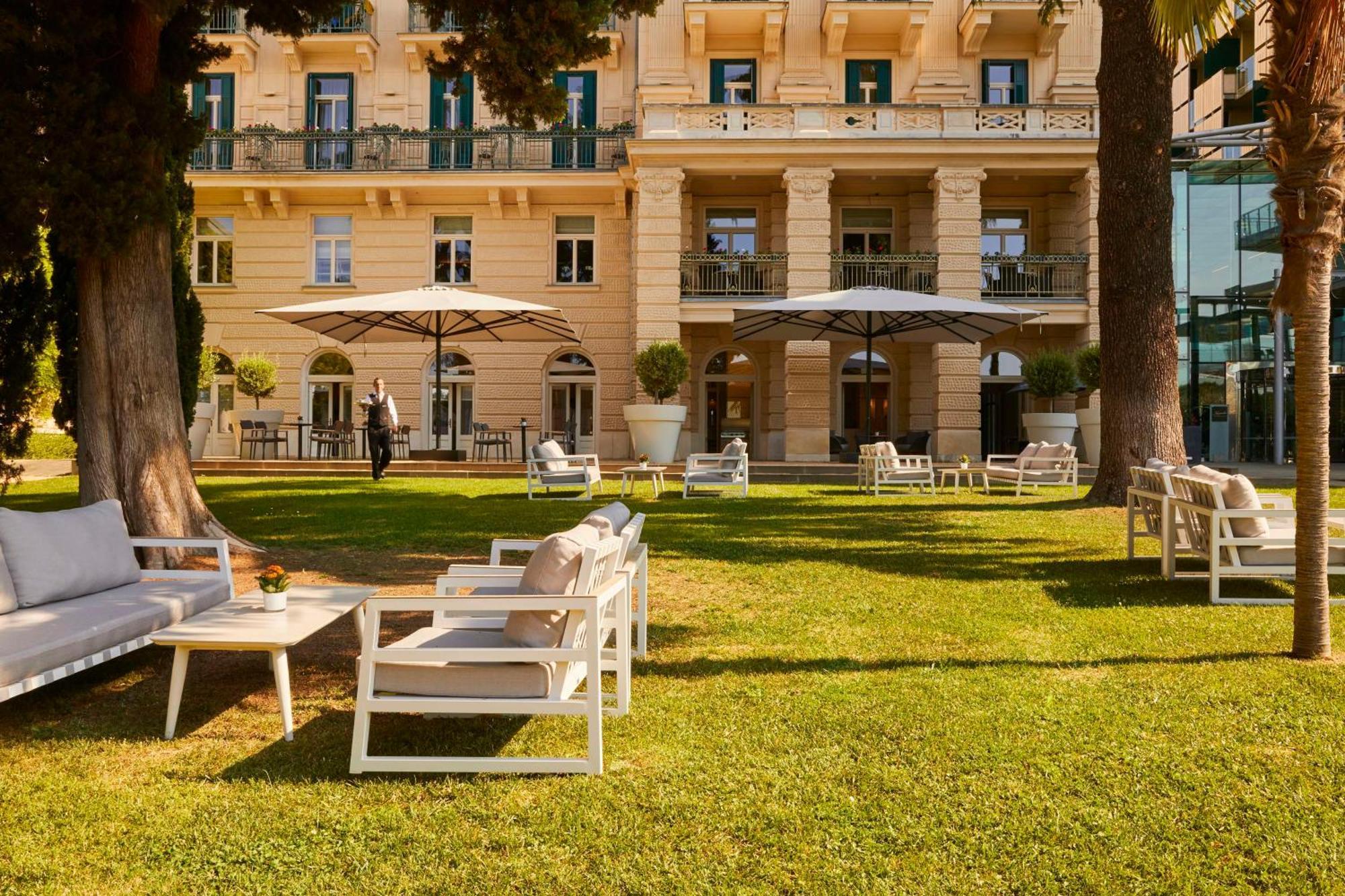 Hotel Kempinski Palace Portorož Exterior foto The hotel's garden